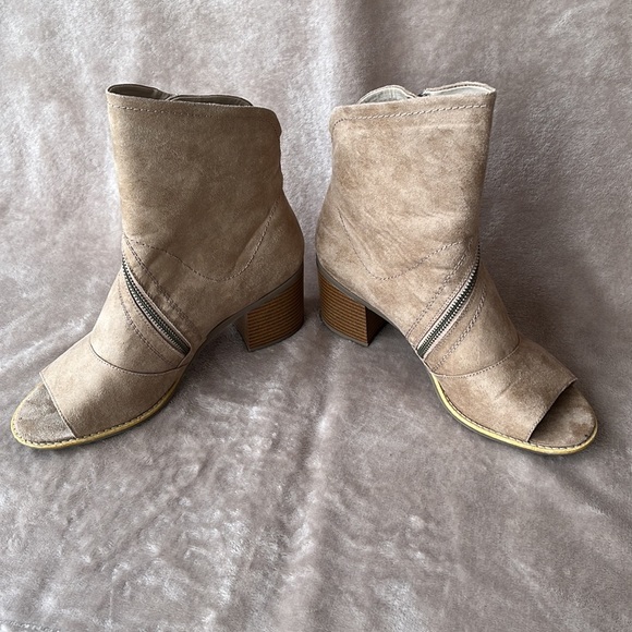 White Mountain Dara Peep Toe Faux Suede Ankle Boots, Size 9.5M - Picture 5 of 15